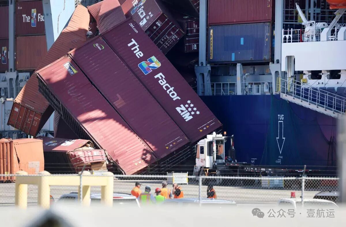 突發！以星美西快線ZEX一集裝箱船在洛杉磯港發生嚴重堆垛倒塌，數十個貨柜墜海